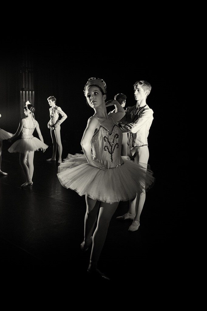 Zwart-witfoto uit Raymonda met klassieke tutu