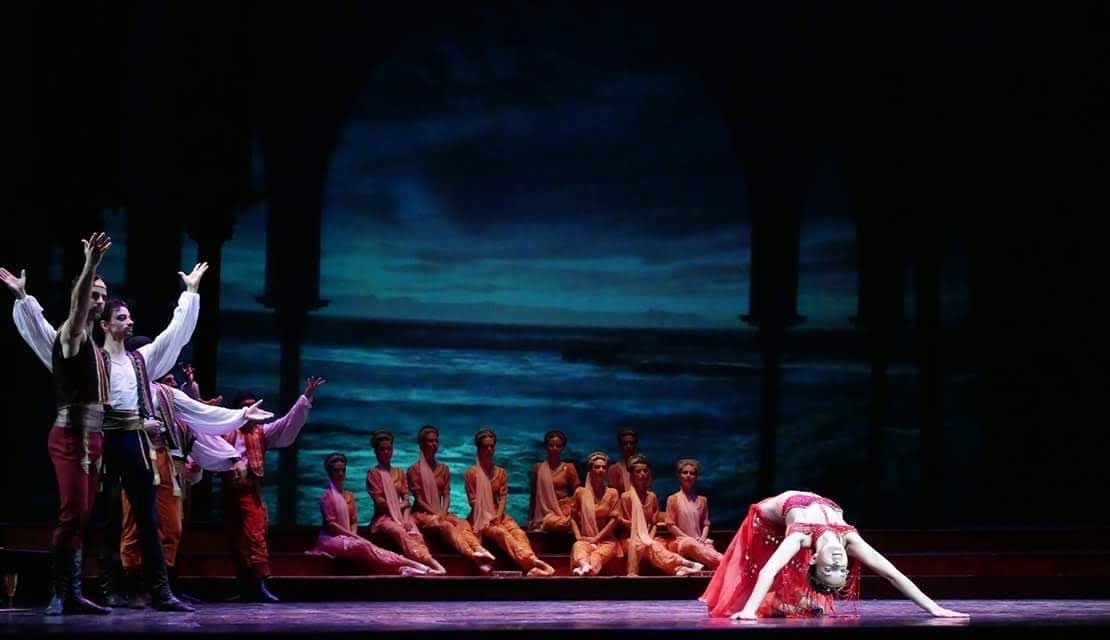 Podiumscène met corps de ballet