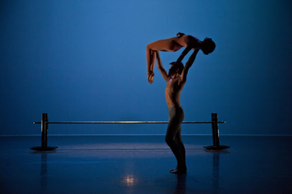 Pas de deux met lift in blauw podiumlicht
