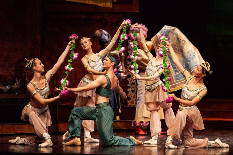 Groepsscène met bloemenslingers uit Le Corsaire